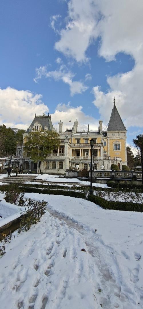 Массандровский дворец выполнен в стиле французского шато, сочетая элементы ренессанса и барокко. 01