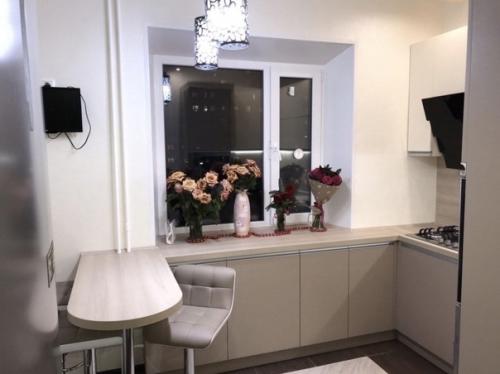 Обустройство и ремонт небольшой 6-ти метровой кухни в приятной бежевой цветовой гамме и стиле минимализм. 01