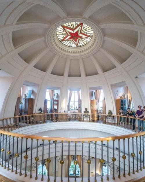 МГУ - самая высокая, самая технически оснащённая, самая населенная и самая дорогостоящая высотка из всех сталинских высотных зданий. 01