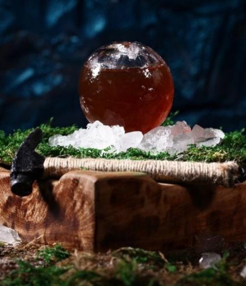 Представьте, вы приходите в лучший бар в Токио и видите это: 01