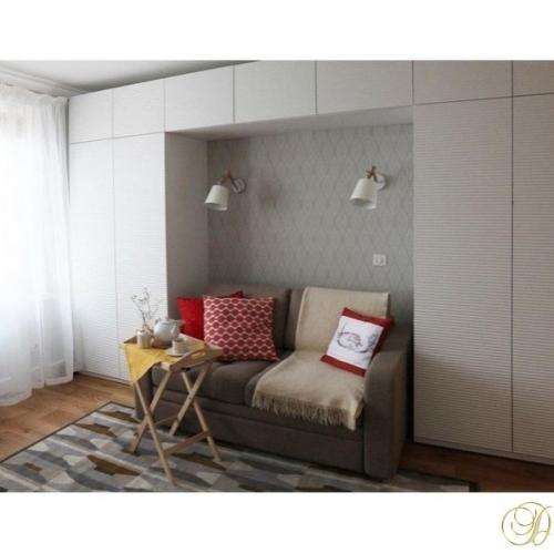 Однокомнатная квартира преимущественно в белых тонах выполнена. 05