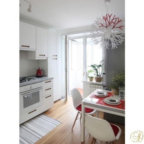 Однокомнатная квартира преимущественно в белых тонах выполнена. 01