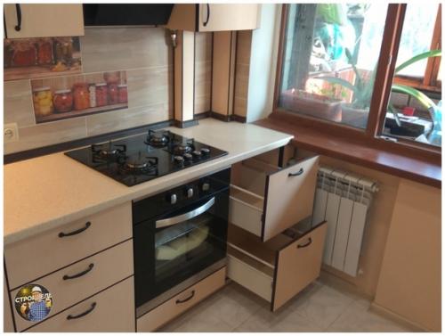 Простой и скромный интерьер кухни с гарнитуром классического кремового цвета. 03