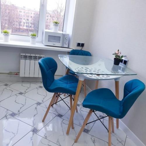 Синий цвет в интерьере кухни гармонирует со светло-серыми и белыми оттенками оттенками. 02