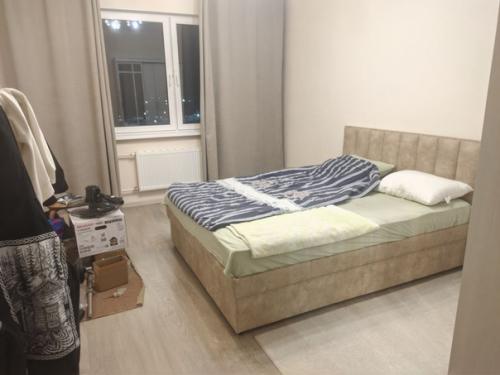 24 лет, почти два года назад въехал в пустую однушку с прекрасным видом на полгорода. 07