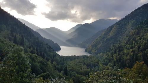 Озеро Рица!  Оно расположено на высоте 950 м в рицинском реликтовом национальном парке. 02