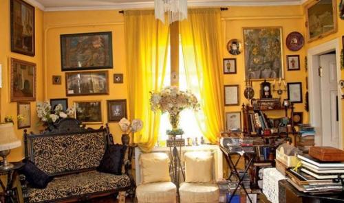 Популярный модный критик Александр Васильев десятки лет поддерживает интерес телезрителей к истории моды и радует своими яркими образами. 05