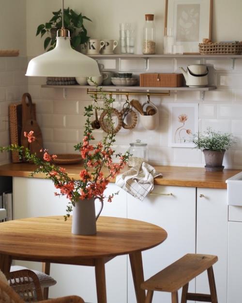 Добро пожаловать в уютный дом Карин, в котором вас ждет красивое сочетание натуральных приглушенных цветов с деревянными элементами декора. 06