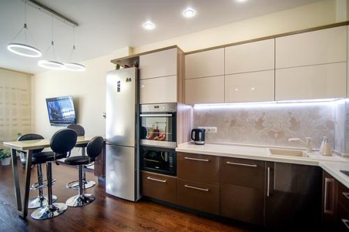 Полезные советы. Объединение кухни и гостиной - это решение, позволяющее максимально эффективно использовать каждый квадратный метр двух комнат. 02