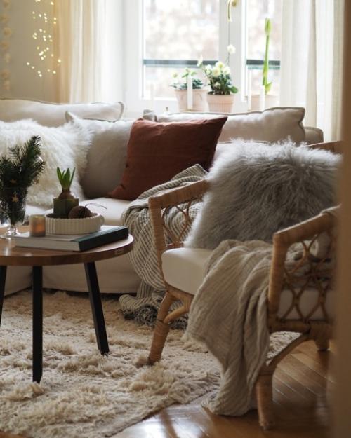 Добро пожаловать в уютный дом Карин, в котором вас ждет красивое сочетание натуральных приглушенных цветов с деревянными элементами декора. 01