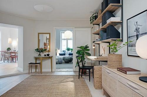 Двухкомнатная Угловая квартира в Гётеборге с тремя большими окнами в основном открытом помещении гостиной - кухни. 09