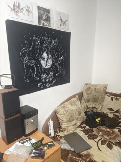 24 лет, почти два года назад въехал в пустую однушку с прекрасным видом на полгорода. 02