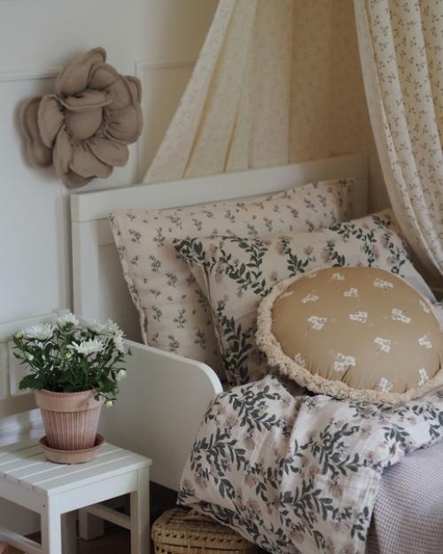 Добро пожаловать в уютный дом Карин, в котором вас ждет красивое сочетание натуральных приглушенных цветов с деревянными элементами декора. 03