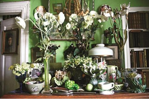 Популярный модный критик Александр Васильев десятки лет поддерживает интерес телезрителей к истории моды и радует своими яркими образами. 08