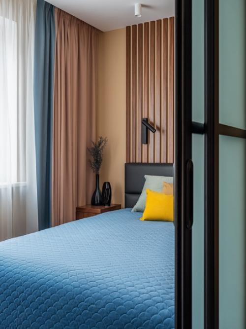 Отличный пример разделения пространства комнаты на две функциональные зоны - спальню и гостиную. 04