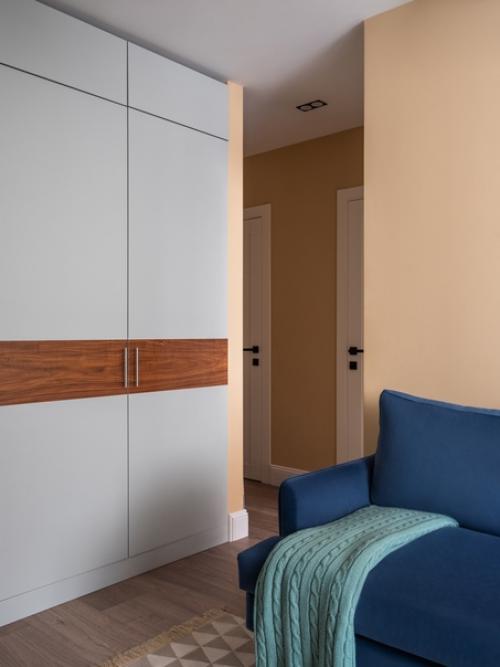 Отличный пример разделения пространства комнаты на две функциональные зоны - спальню и гостиную. 01