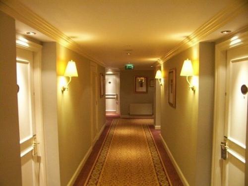 Как подобрать обои для коридора.