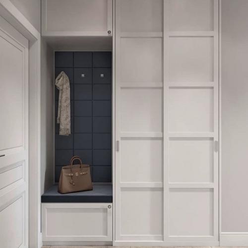 Стильный вариант дизайна небольшой квартиры в светлых тонах с интересными голубыми акцентами. 09