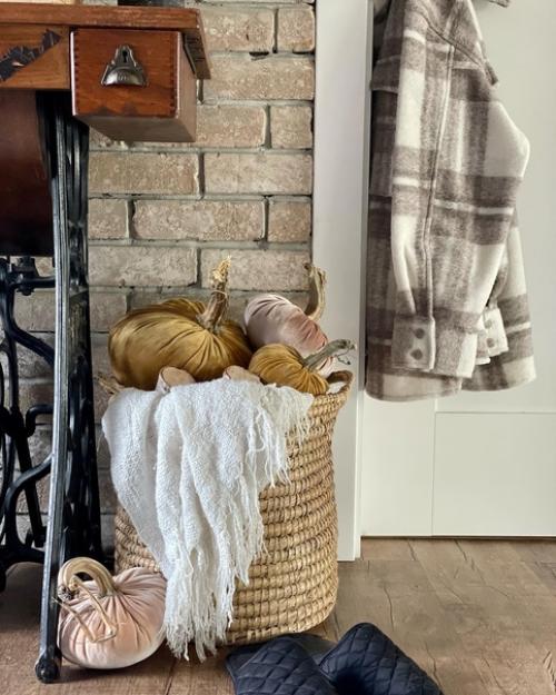 Для создания осеннего интерьера сочетание коричневых и серых оттенков является идеальной парой. 06