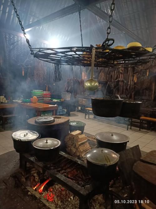 Озеро Рица!  Оно расположено на высоте 950 м в рицинском реликтовом национальном парке. 03