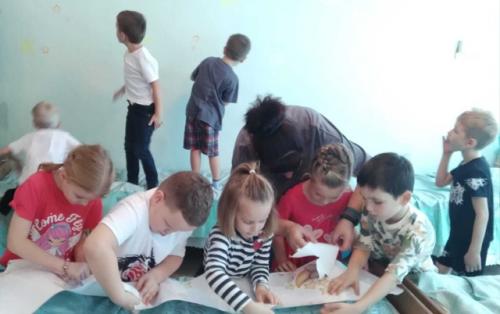 Оформление стен спальни в подготовительной к школе группе 3. 02