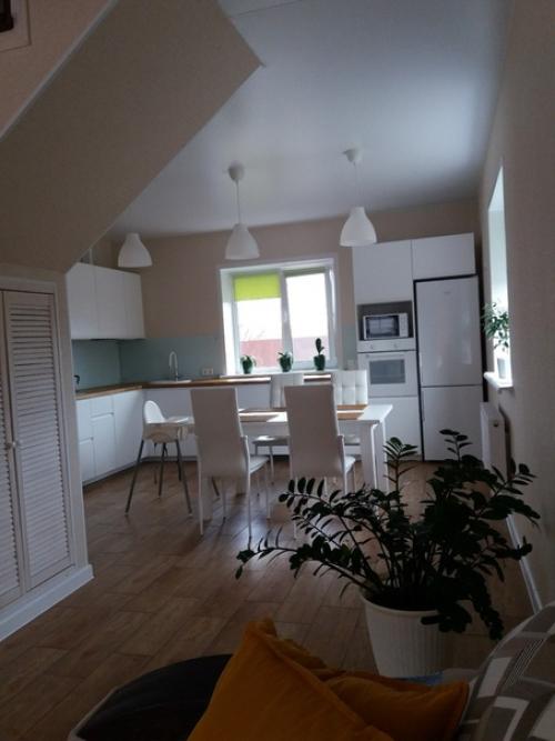 Наш дом мы продолжаем обустраивать его гостинная с кухней. 02