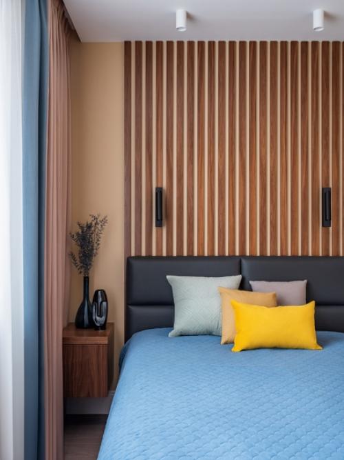 Отличный пример разделения пространства комнаты на две функциональные зоны - спальню и гостиную. 05