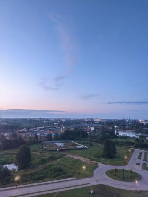 24 лет, почти два года назад въехал в пустую однушку с прекрасным видом на полгорода. 09