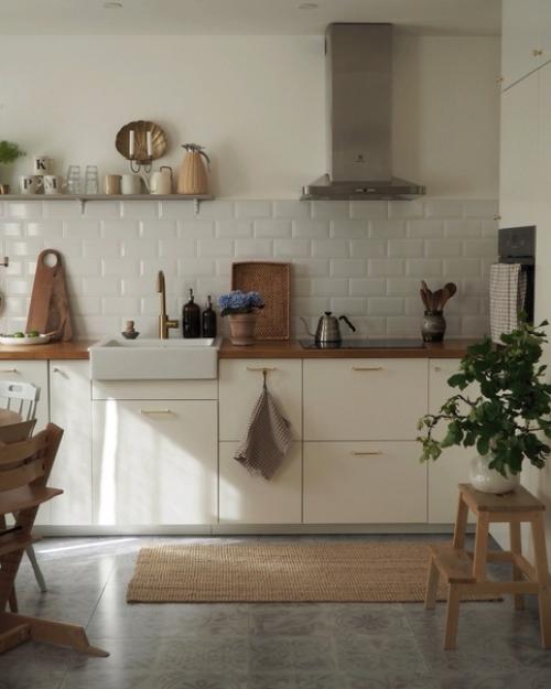 Добро пожаловать в уютный дом Карин, в котором вас ждет красивое сочетание натуральных приглушенных цветов с деревянными элементами декора. 07