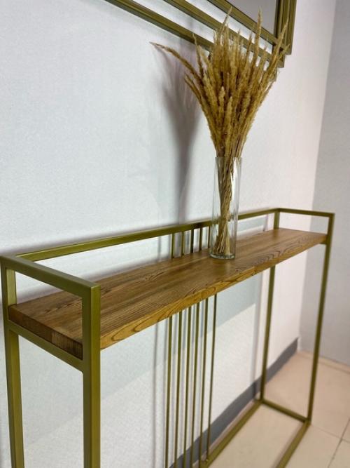 Консоль - это мебельный предмет, который обычно располагается в гостиной или передней части дома. 02