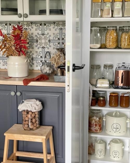 Для создания осеннего интерьера сочетание коричневых и серых оттенков является идеальной парой. 07