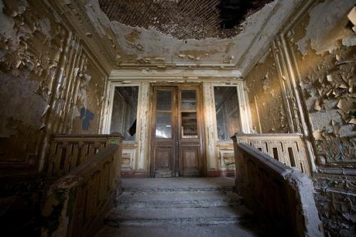 Особняк бракгаузен. Неоднократно менявший своих хозяев особняк на набережной, где ещё сохранились следы былой роскоши и величия. 02