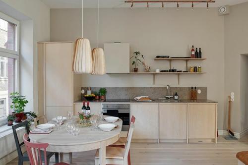 Двухкомнатная Угловая квартира в Гётеборге с тремя большими окнами в основном открытом помещении гостиной - кухни. 01