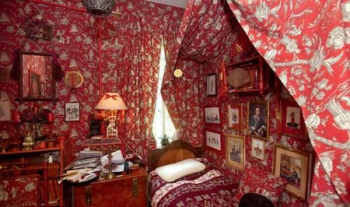 Популярный модный критик Александр Васильев десятки лет поддерживает интерес телезрителей к истории моды и радует своими яркими образами. 06