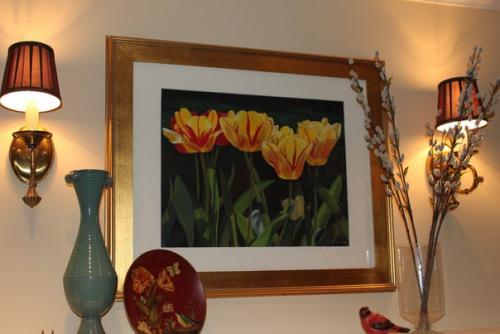 Вы решили украсить свою гостиную картинами, но не знаете как это лучше сделать. 02