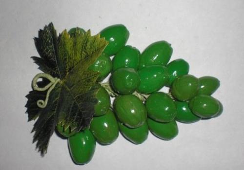 Мы делаем виноградную кисть из желудей. 05