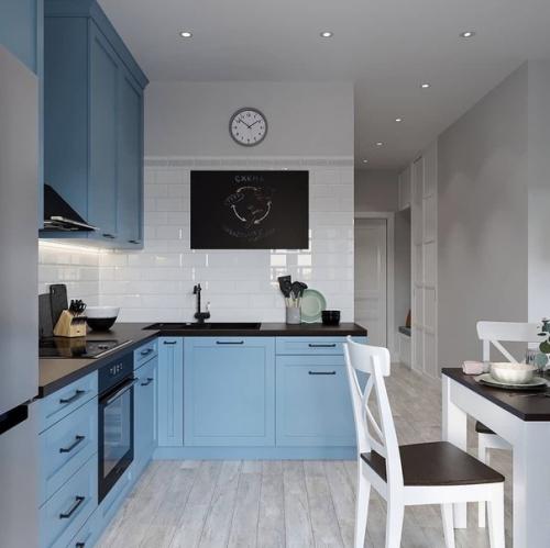 Стильный вариант дизайна небольшой квартиры в светлых тонах с интересными голубыми акцентами. 06