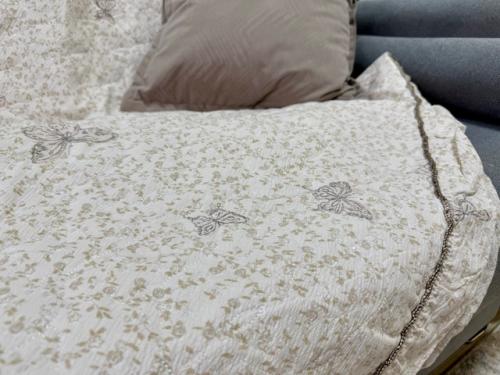 Мы представляем уютное покрывало с оборками и принтом в виде бабочек, выполненное в деревенской эстетике. 02