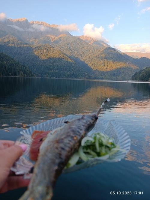 Озеро Рица!  Оно расположено на высоте 950 м в рицинском реликтовом национальном парке. 05