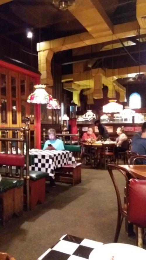 Когда я посетила впервые этот ресторан, он произвел не очень приятное впечатление. 02