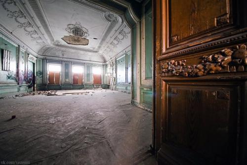 Особняк бракгаузен. Неоднократно менявший своих хозяев особняк на набережной, где ещё сохранились следы былой роскоши и величия. 01