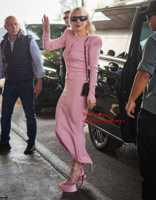 Леди гага на лабутенах из свежей коллекции раздает стиля в Милане.