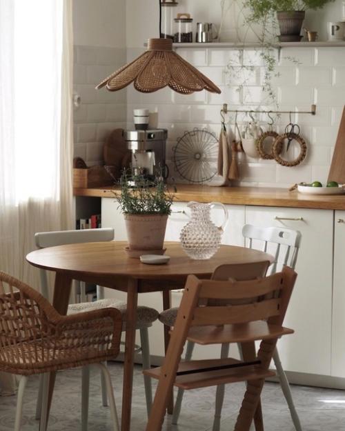 Добро пожаловать в уютный дом Карин, в котором вас ждет красивое сочетание натуральных приглушенных цветов с деревянными элементами декора. 04