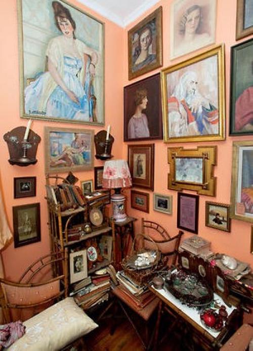 Популярный модный критик Александр Васильев десятки лет поддерживает интерес телезрителей к истории моды и радует своими яркими образами. 04