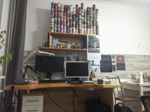 24 лет, почти два года назад въехал в пустую однушку с прекрасным видом на полгорода. 03