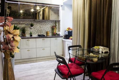 Полезные советы. Объединение кухни и гостиной - это решение, позволяющее максимально эффективно использовать каждый квадратный метр двух комнат. 05