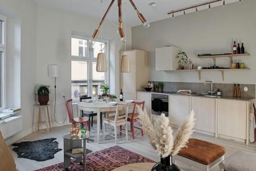 Двухкомнатная Угловая квартира в Гётеборге с тремя большими окнами в основном открытом помещении гостиной - кухни. 02