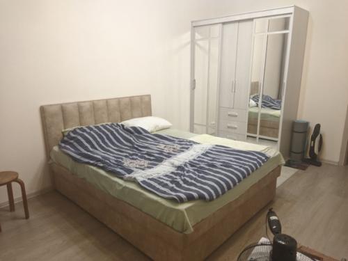 24 лет, почти два года назад въехал в пустую однушку с прекрасным видом на полгорода. 08