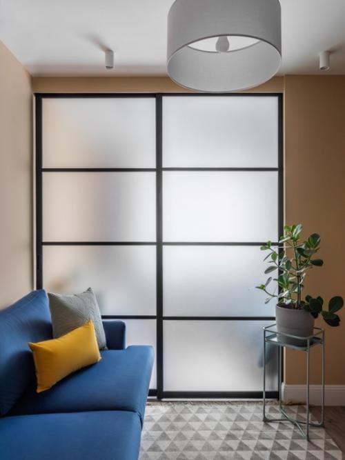 Отличный пример разделения пространства комнаты на две функциональные зоны - спальню и гостиную. 02