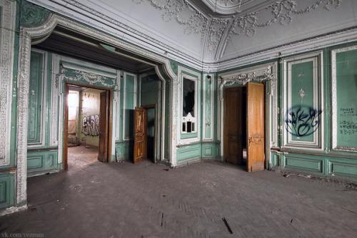 Особняк бракгаузен. Неоднократно менявший своих хозяев особняк на набережной, где ещё сохранились следы былой роскоши и величия. 03